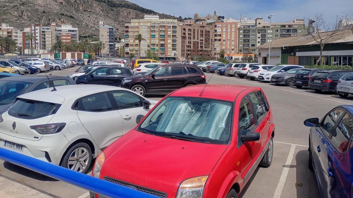 Uno de los aparcamientos que el ayuntamiento habilita en verano en la playa de Sant Antoni, en una imagen de archivo.