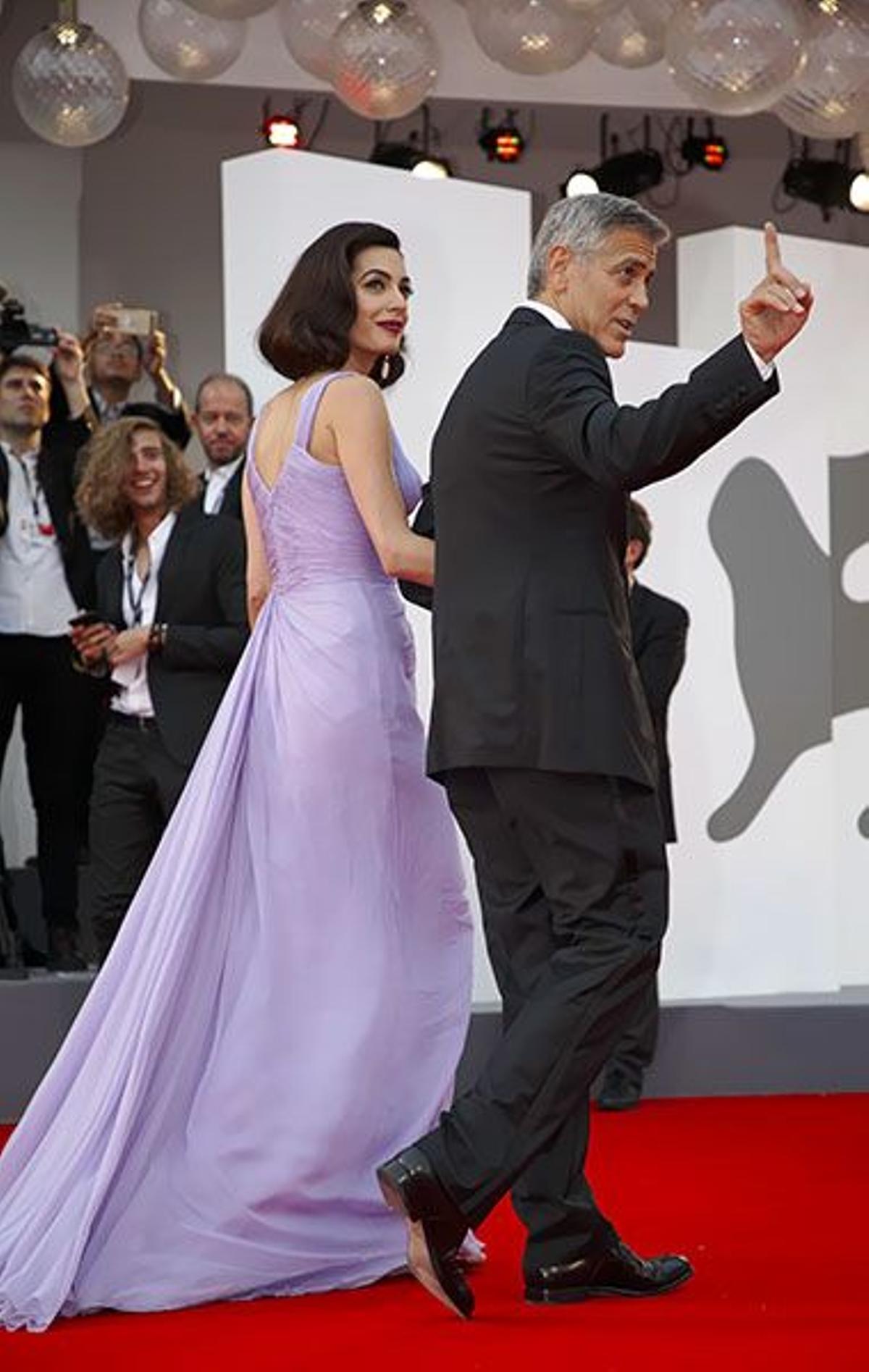Día 4 en el Festival de Venecia: Amala Clooney con vestido lila de Versace