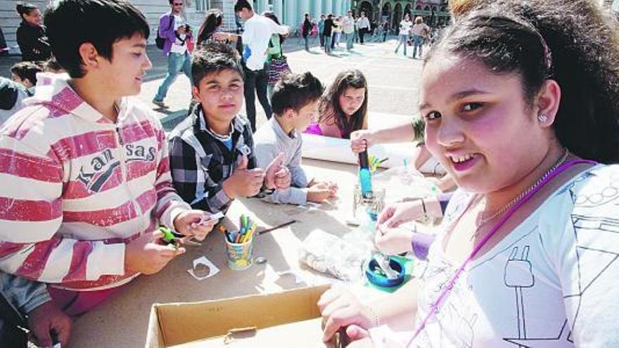 Participantes en las actividades organizadas ayer por la Fundación Secretariado Gitano en Álvarez Acebal.