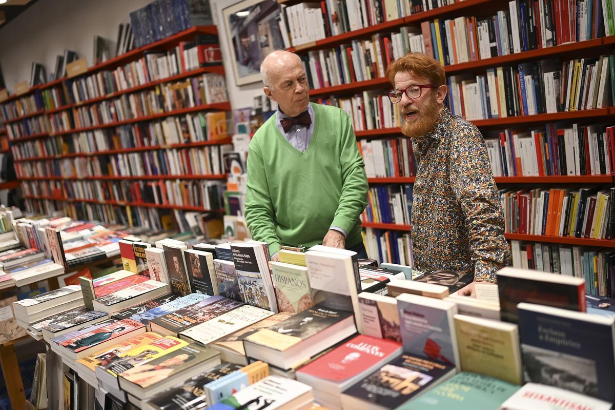 Josep Cots (izquierda) y Eric del Arco en la librería Documenta de Barcelona.