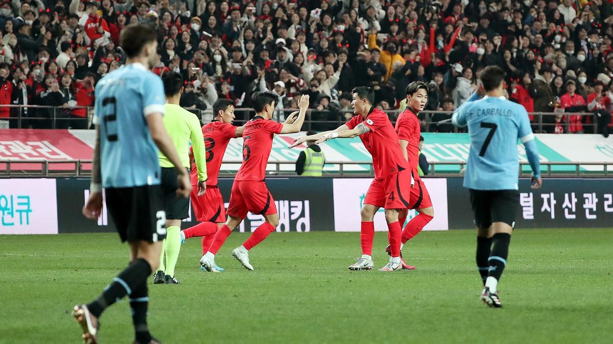 Els jugadors de Corea celebren l'1-1 amb Bueno en primer pla