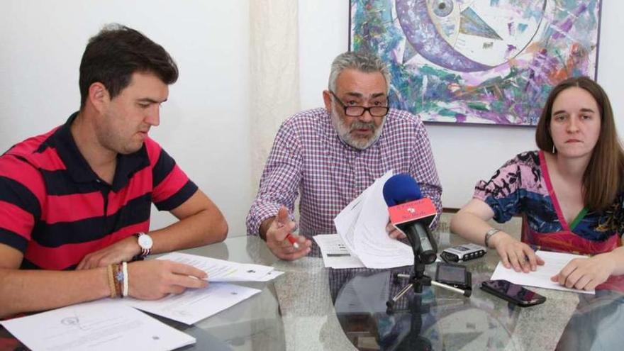 Eduardo Davila, José Antonio Dono y Belén Louzao, ayer, en la sede del PSOE. // Bernabé/Víctor Espiño