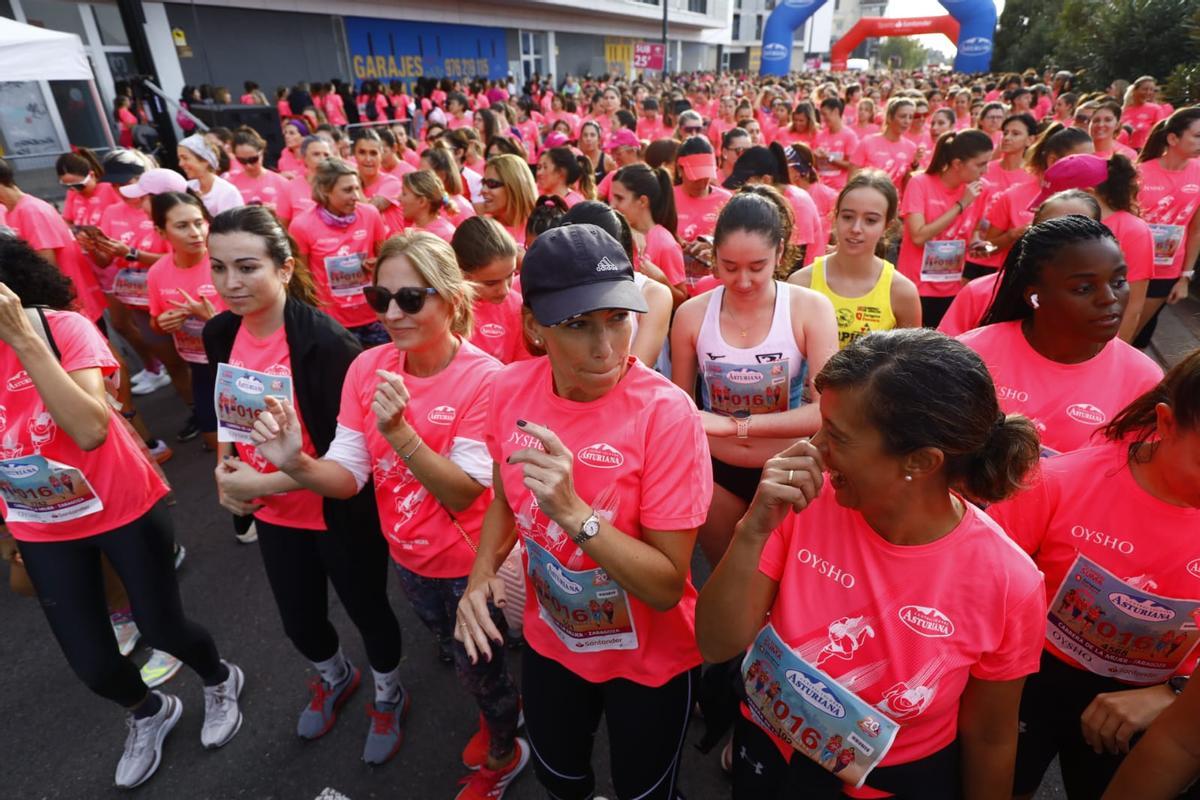 En imágenes | La Carrera de la Mujer llena de rosa el centro de Zaragoza