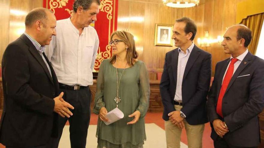 Desde la izquierda: J. María Barrios, Juan Dúo, Mayte Martín Pozo, José L. Prieto Calderón y Aurelio Tomás.