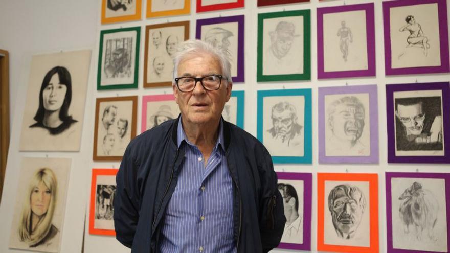 El artista, rodeado de sus cuadros. | Bernabé/Ángel Abeledo