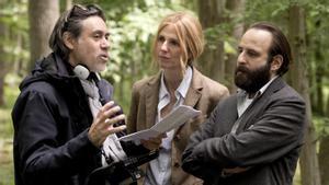 Emmanuel Mouret, director de ‘Crónica de un amor efímero’, con Sandrine Kiberlain y el actor de moda en Francia, Vincent Macaigne.