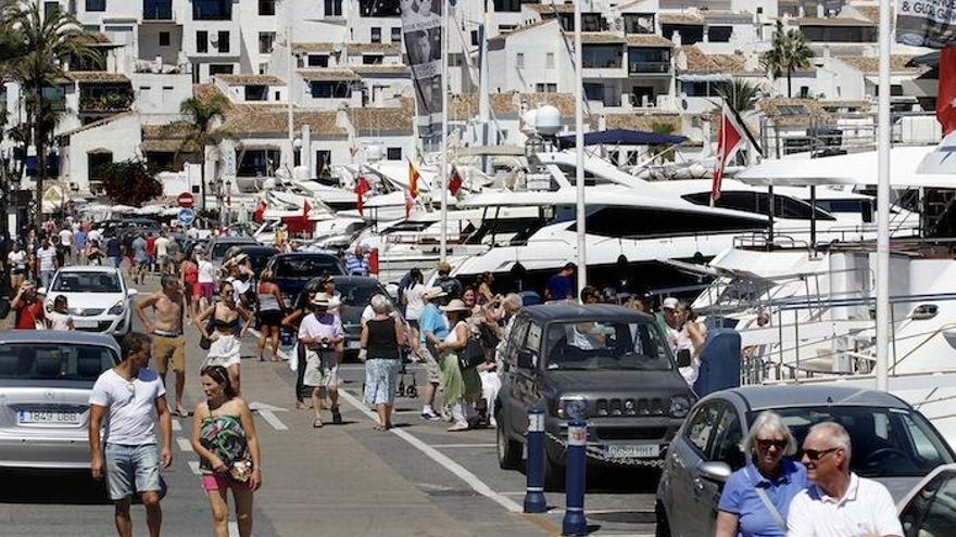 Turistas en Puerto Banús. Marbella está entre las localidades que más visitantes reciben.