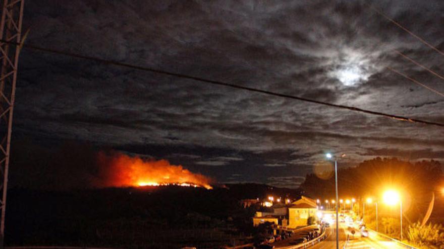 Un incendio forestal afecta a los montes de A Portela hacia Verducido