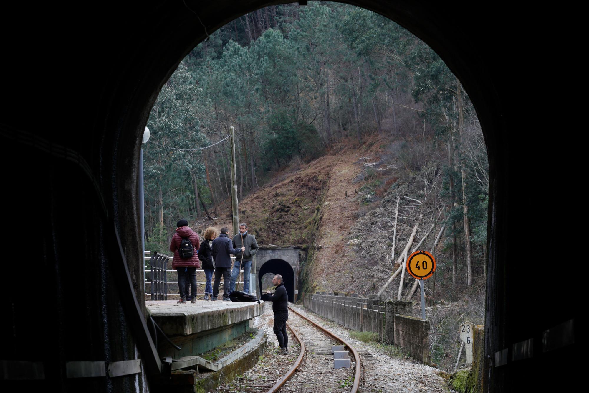 EN IMÁGENES: Un grupo de vecinos de Cudillero protagoniza una "medición irónica" para "informar" a Renfe y Adif de las dimensiones "reales" de un túnel de Feve.