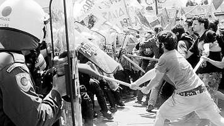 Enfrentamiento entre policías y manifestantes en Atenas.