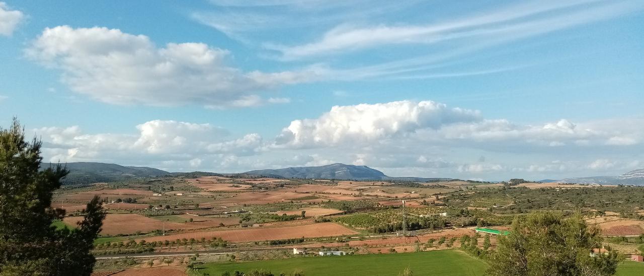 Paisaje donde se proyecto la planta Limonero Solar, de 250 hectáreas a 2,5 kilómetros de Requena. Las montañas del fondo son el Parque Natural de Chera-Sot de Chera