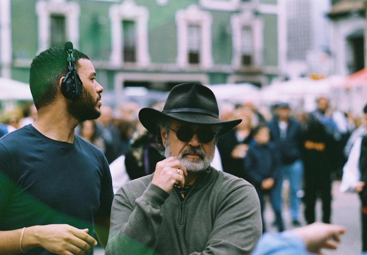 Roberto F. Morgalo durante el rodaje en la plaza General Ponte de Grado.