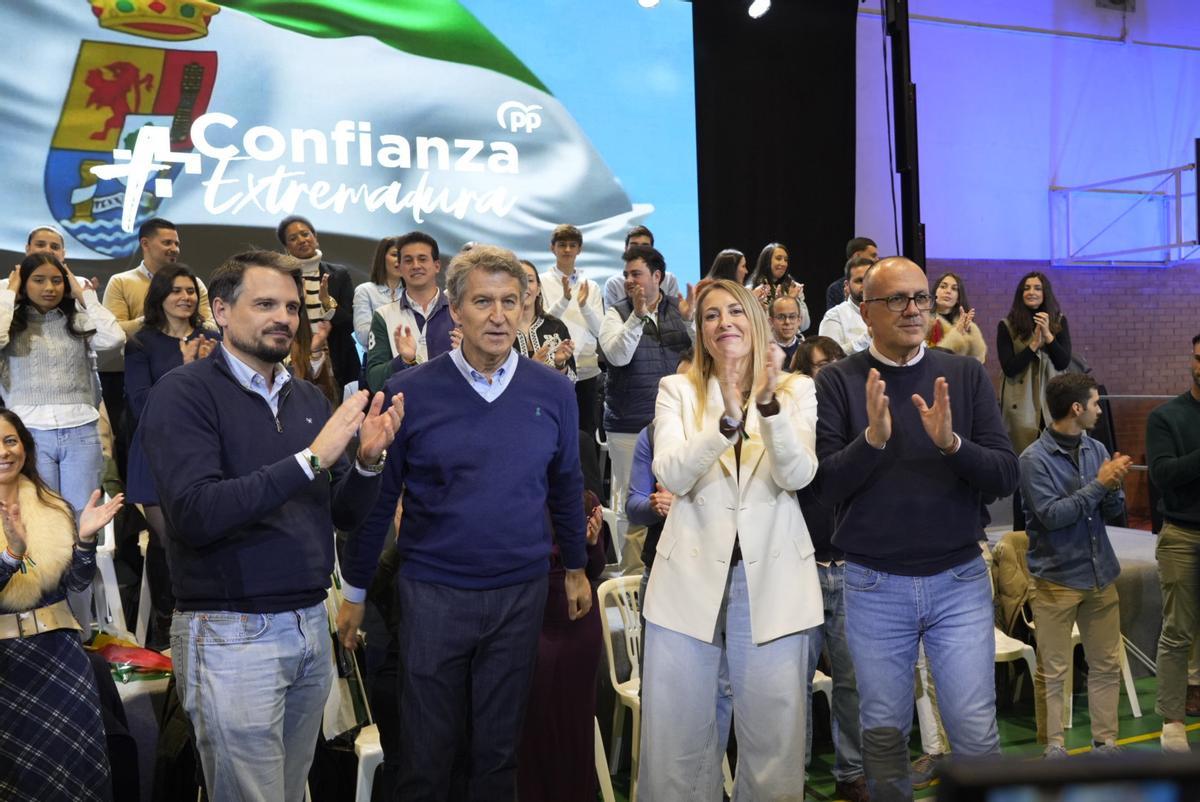 El presidente del PP, Alberto Núñez Feijóo, la presidenta del PP de Extremadura y candidata a la reelección a la Presidencia de la Junta, María Guardiola.