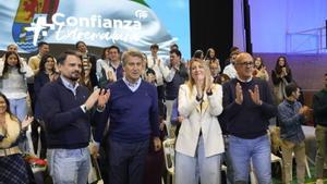 El presidente del PP, Alberto Núñez Feijóo, la presidenta del PP de Extremadura y candidata a la reelección a la Presidencia de la Junta, María Guardiola.