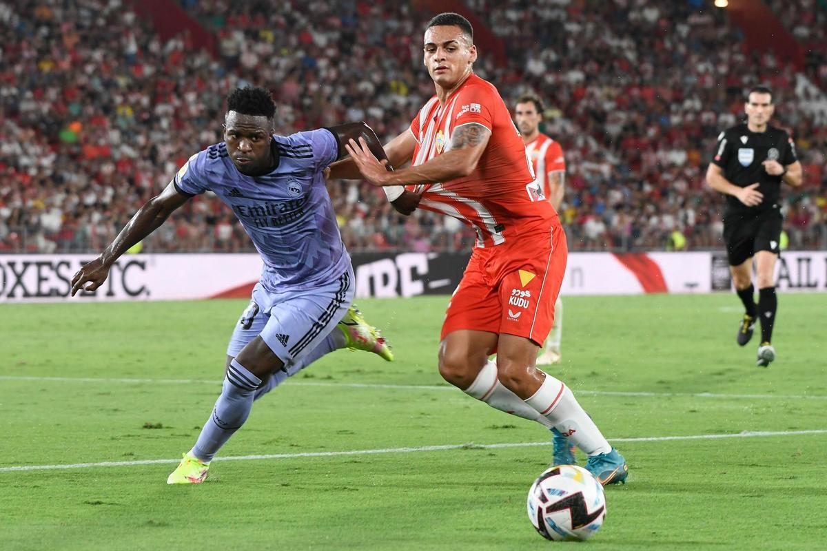 ALMERÍA, 14/08/2022.- El delantero del Real Madrid Vinicius Jr. (i) disputa un balón con el defensa brasileño de la UD Almería Kaiky Fernandes, durante el partido de la primera jornada de LaLiga que UD Almería y Real Madrid disputan hoy domingo en el Power Horse Stadium de Almería. EFE/Carlos Barba