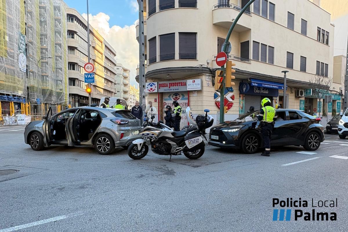 Varios agentes, durante uno de los controles.