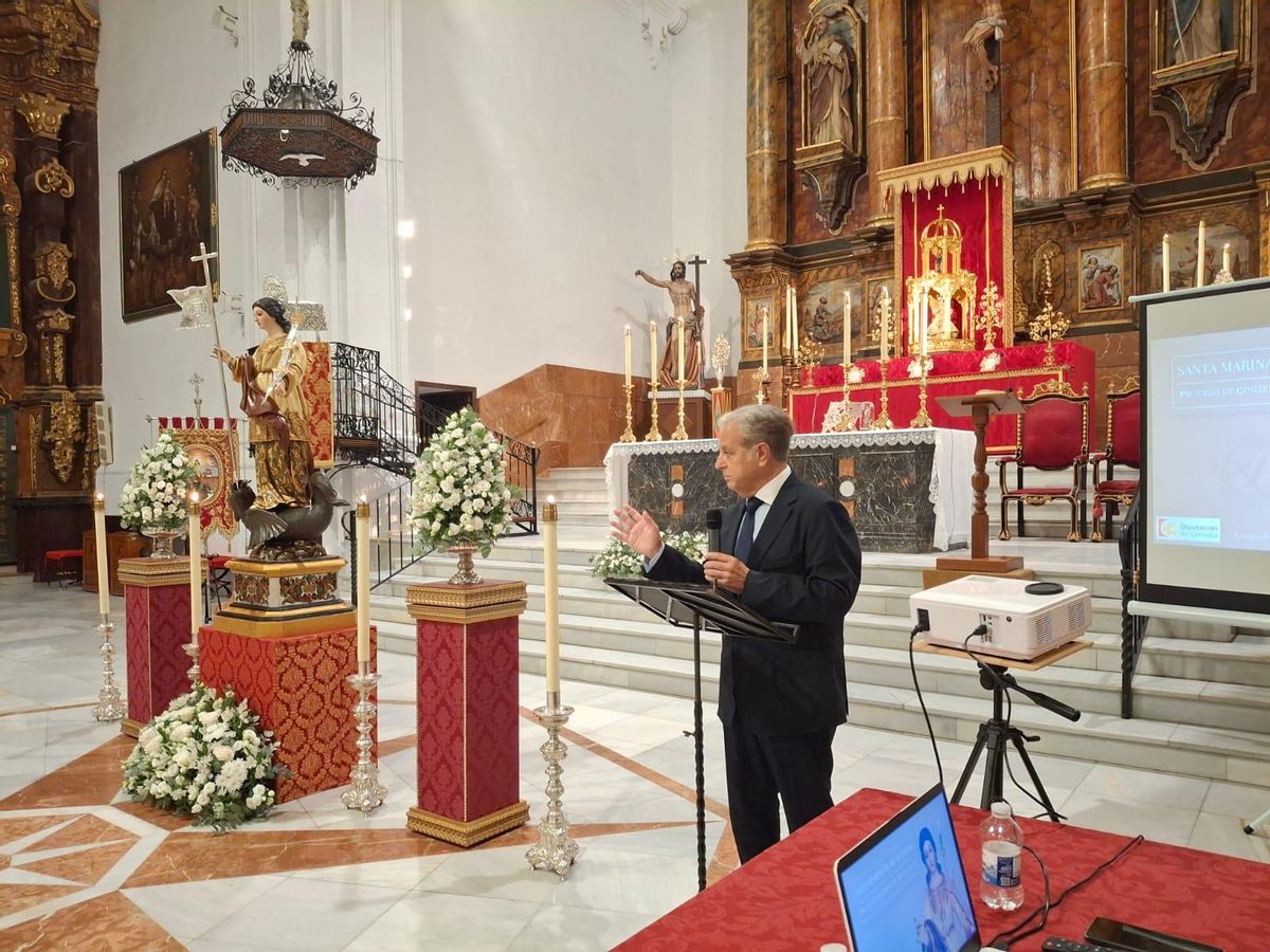 El presidente de la Diputación, Salvador Fuentes, junto a la imagen de Santa Marina de Aguas Santas de Fernán Núñez.