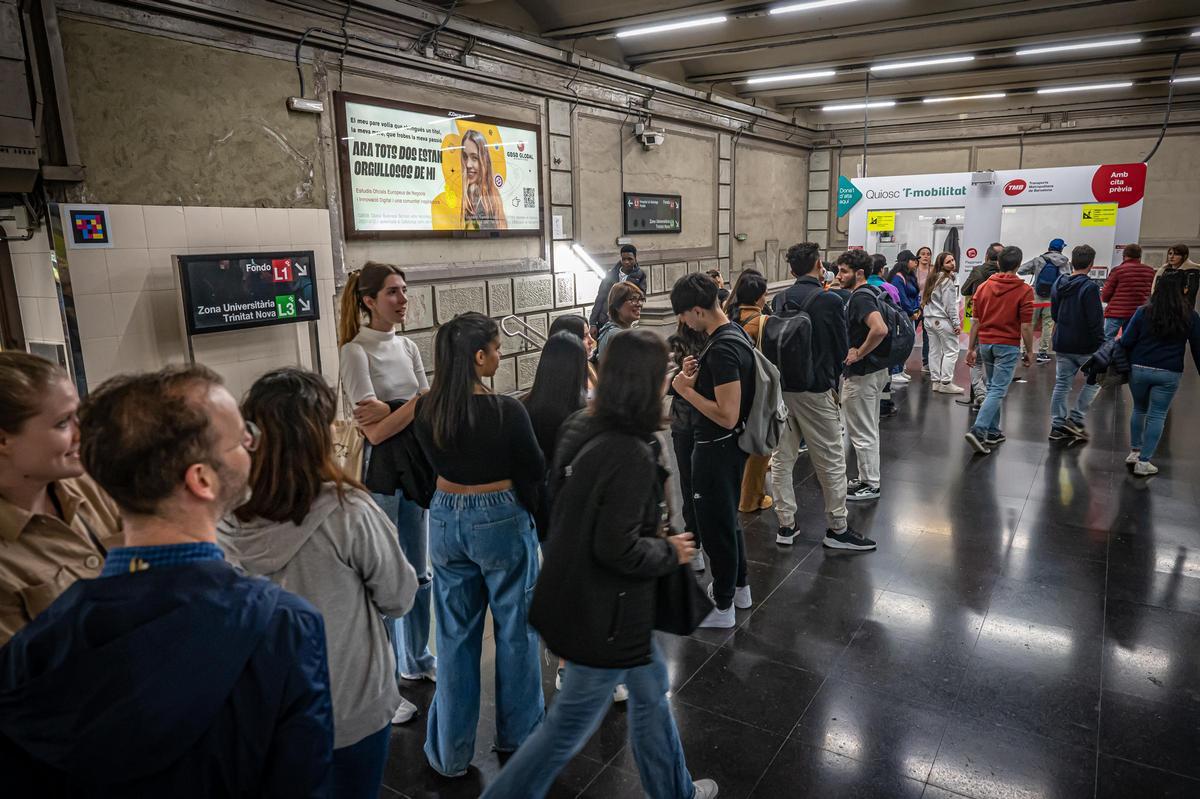 Colas por la nueva T-Jove. En la foto, viajeros hacen cola en la estación de Espanya para obtener la nueva tarjeta.