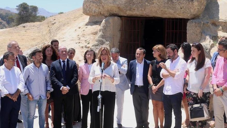 ¡La presidenta de la Junta de Andalucía, Susana Díaz (c), durante su intervención delante del Dolmen de Menga, en la visita que ha realizado hoy al Sitio de los Dólmenes de Antequera.
