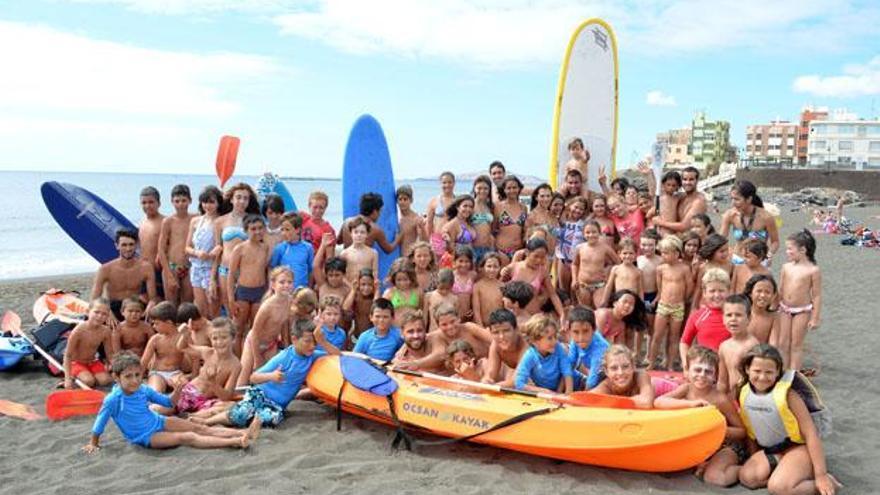 Los niños del Campus Costa Verano, hace unos días, con sus monitores en la playa de Melenara. | yaiza socorro