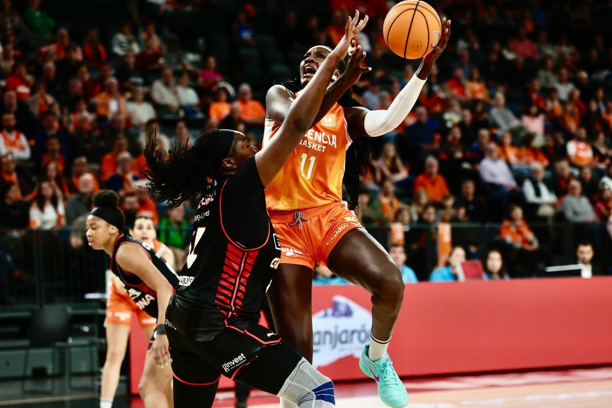 Awa Fam en una penetración a canasta