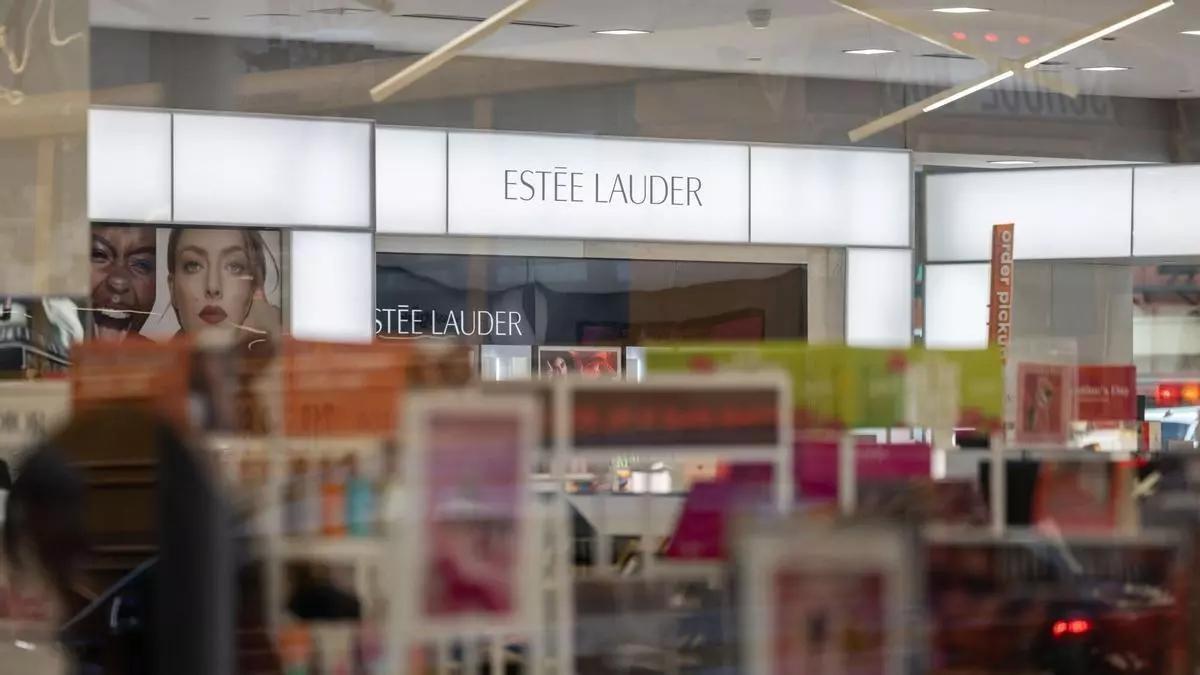 Un expositor de Estée Lauder en una imatge d'arxiu