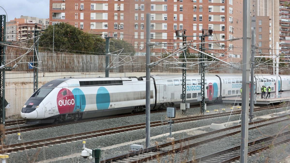 Un tren de alta velocidad de Ouigo aparcado en la estación de Alicante.