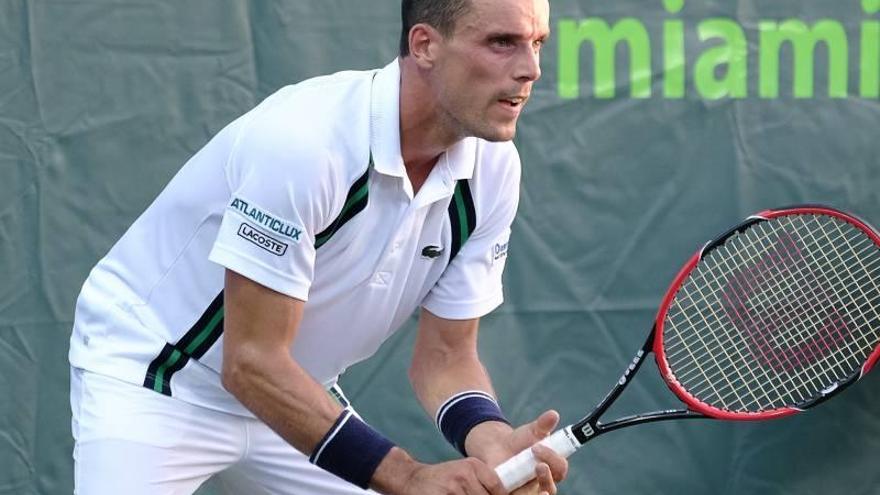 Roberto Bautista pasa a tercera ronda en Miami tras retirarse Bedene