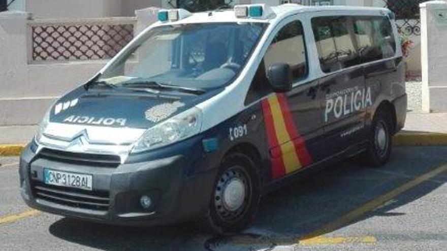 Dos detenidos en Dénia por asaltar una casa mientras el dueño se duchaba
