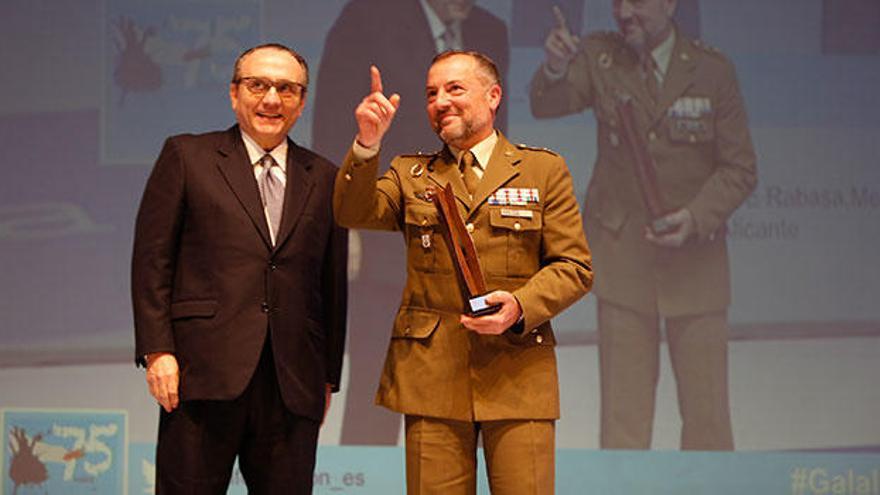 El presidente de Prensa Ibérica, Javier Moll, sonríe junto al general Demetrio Muñoz, jefe del Mando de Operaciones Especiales de Rabasa, a quien entregó el galardón correspondiente al mes de noviembre.