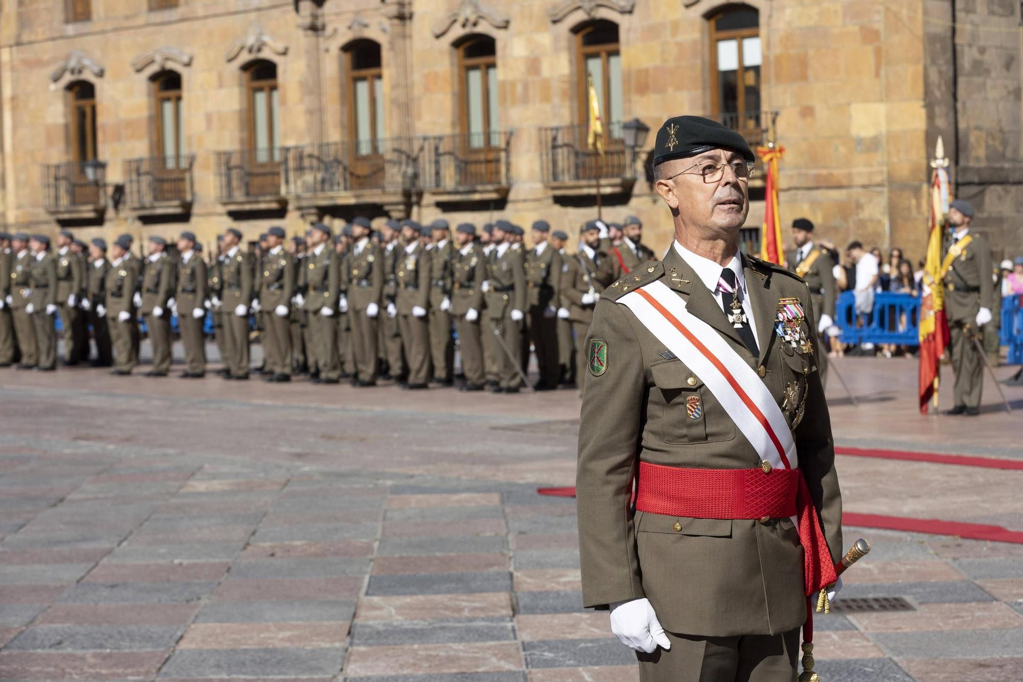 Así fue la jura de bandera civil de Oviedo y el posterior desfile militar