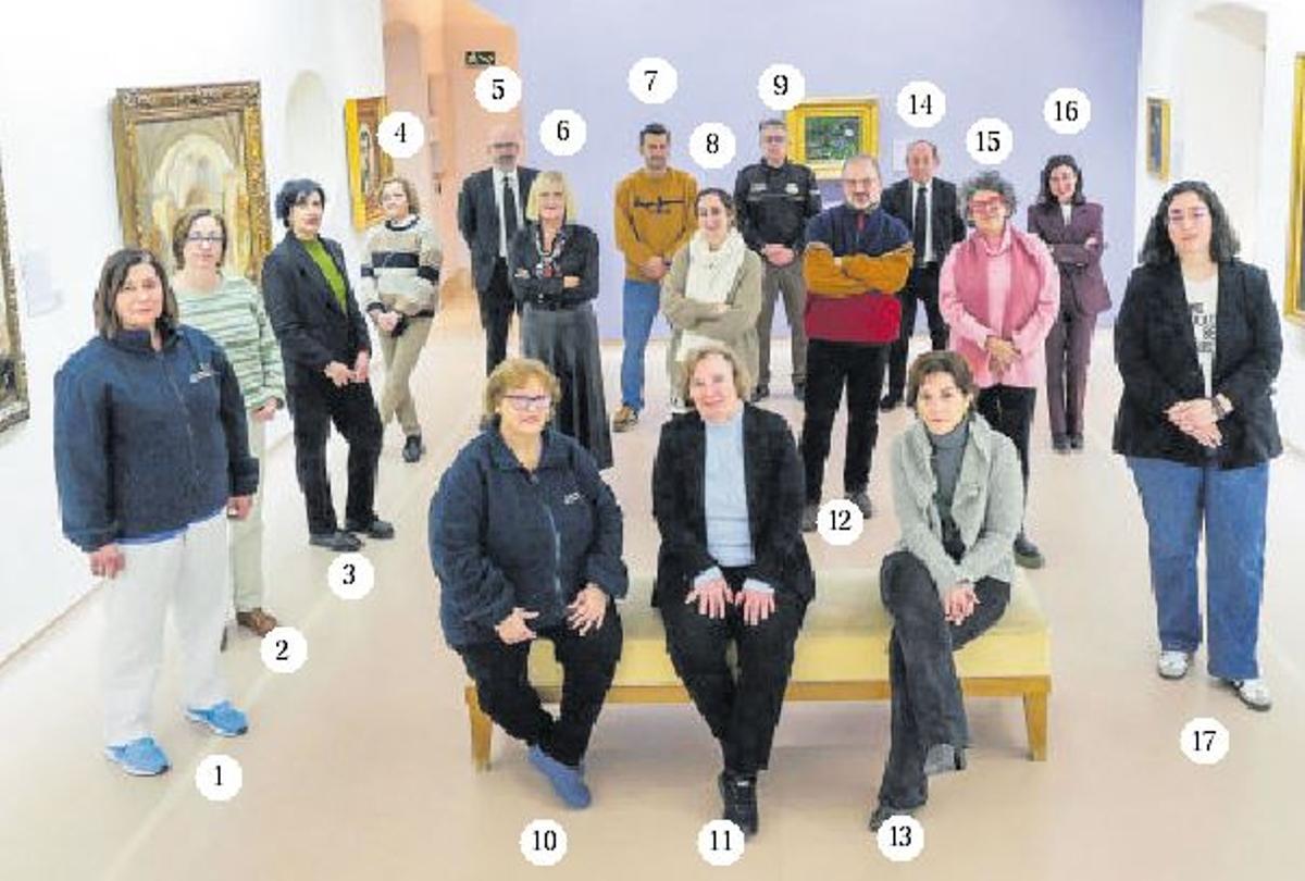 Parte del equipo profesional del Museo de Bellas Artes de Asturias posa en una de las salas del Palacio de Velarde. 1.-Elena Martiño (limpieza). 2.-Teresa  Caballero (bibliotecaria). 3.-María Jesús Rodríguez (vigilante-recepcionista). 4.-Covadonga Rodríguez (vigilante-montadora). 5.-José Bello (vigilante). 6.-Isolina Lombardero (unidad económico-administrativa). 7.-Rubén Cadierno (mantenimiento e instalaciones). 8.-Leonor Cabrera (unidad económico-administrativa). 9.-Francisco Javier Caldevilla (seguridad). 10.-María de Jesús García (limpieza). 11.-María Flor Álvarez (vigilante). 12.-Gabino Busto (conservador de arte antiguo). 13.-Paula Lafuente (registro). 14.-Pedro Luis García (vigilante). 15.-Beatriz Abella (restauración). 16.-Sara Moro (comunicación). 17.-Laura Baños (ayudante conservadora de artes gráficas y artes industriales). | irma collín