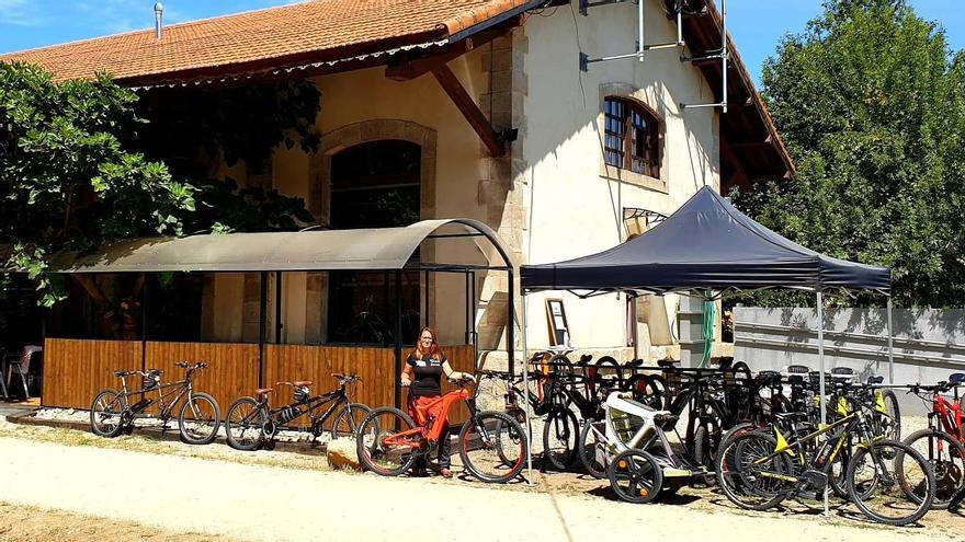 Marta con sus bicicletas a las puertas del albergue de Hervás.