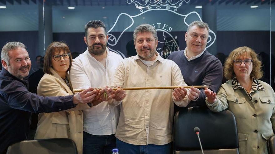 Francisco Calo (c.), portando la vara de mando de Outes con los ediles del PP. | Lavandeira Jr./Efe
