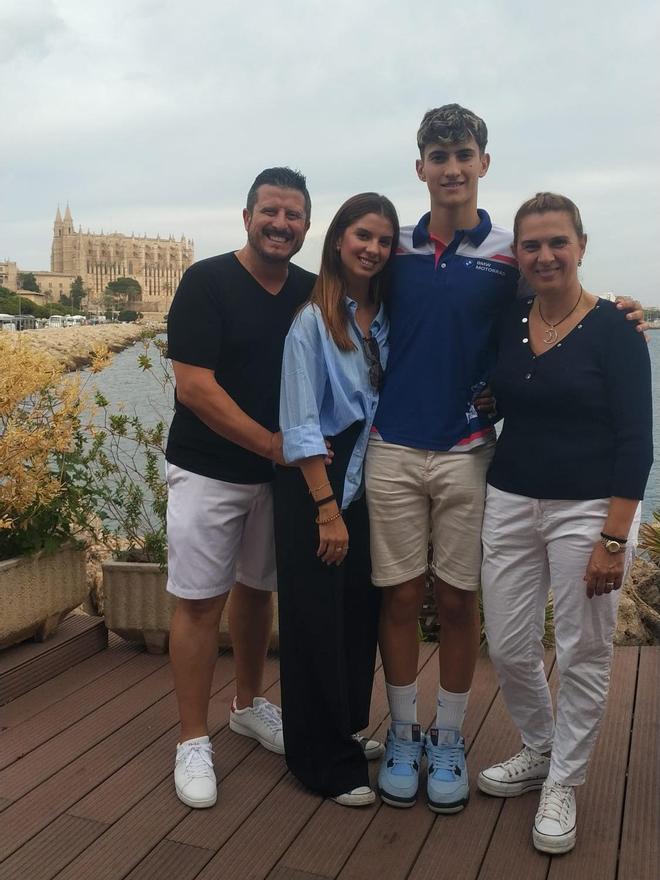 Tapia junto a su madre, Sensi, su padre, Manolo, y su hermana, Maria.