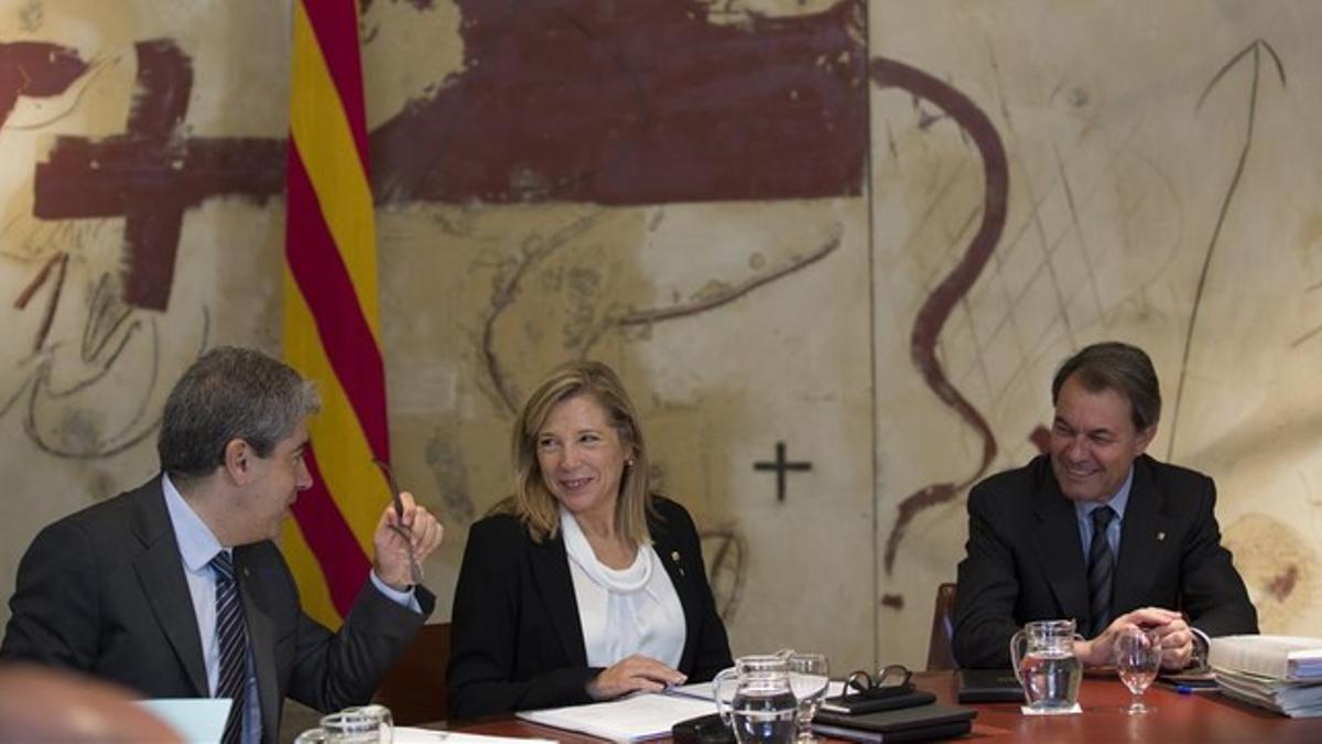 Francesc Homs, Joana Ortega y Artur Mas, este martes, al inicio de la reunión del Consell Executiu.