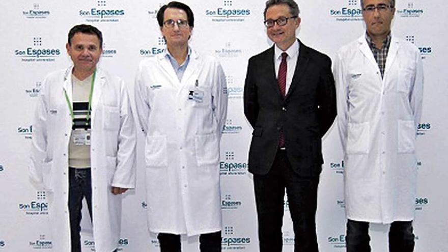 Juan Buades y Pomar, de negro, flanqueados por sus directores mÃ©dicos.