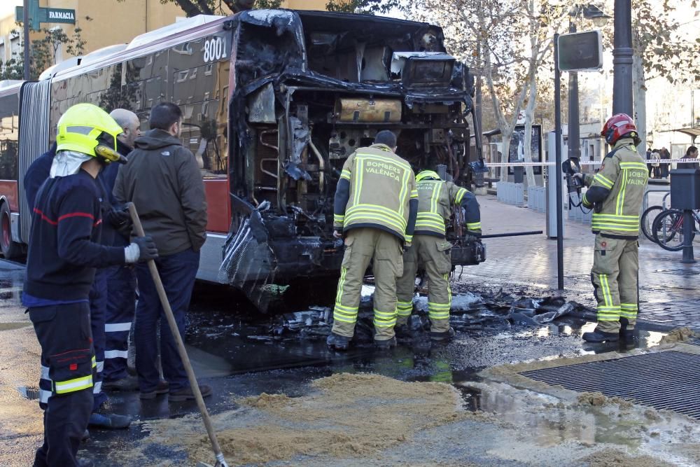 Un autobús de la EMT se incendia en Valencia