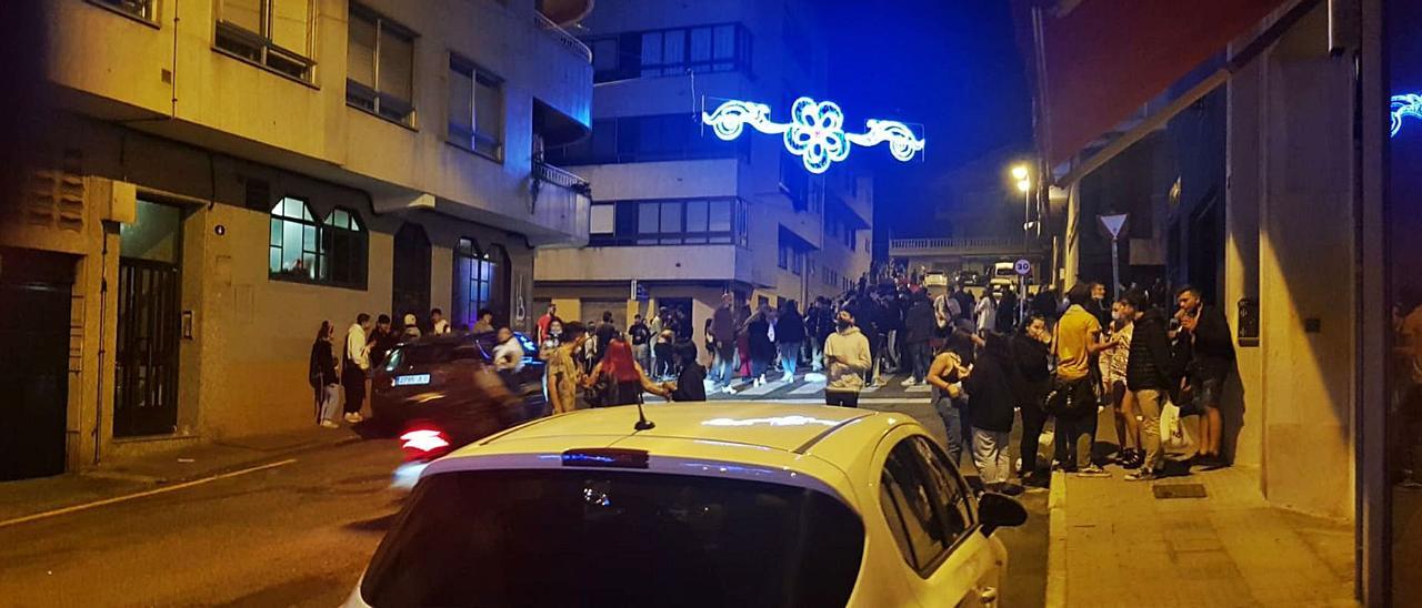 Concentraciones de jóvenes en la noche del sábado pasado en la zona de la movida nocturna de Cangas. |   // G.S.