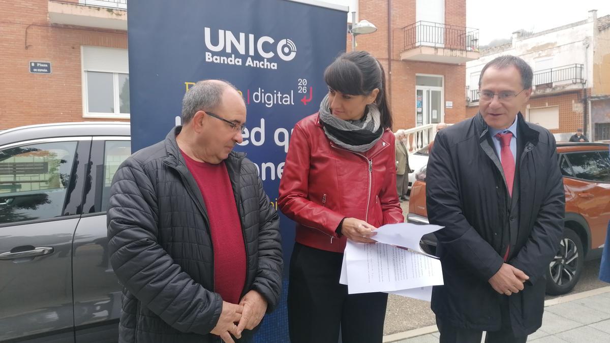 De izquierda a derecha, Calvo, González y Blanco, presentan el programa UNICO en Peleagonzalo