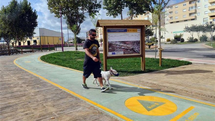 Habilitan en el paseo del Arroyo Nieblas de Plasencia tres rutas para caminar