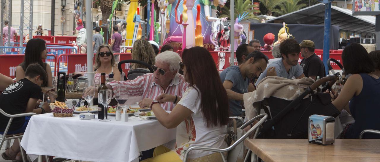 Ambiente en la restauración durante las jornadas festivas de las Hogueras de 2019.