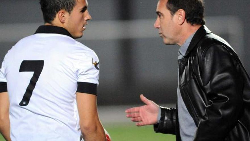 Manolo Zúñiga, a la derecha, da instrucciones a Domenech durante el encuentro de ayer.