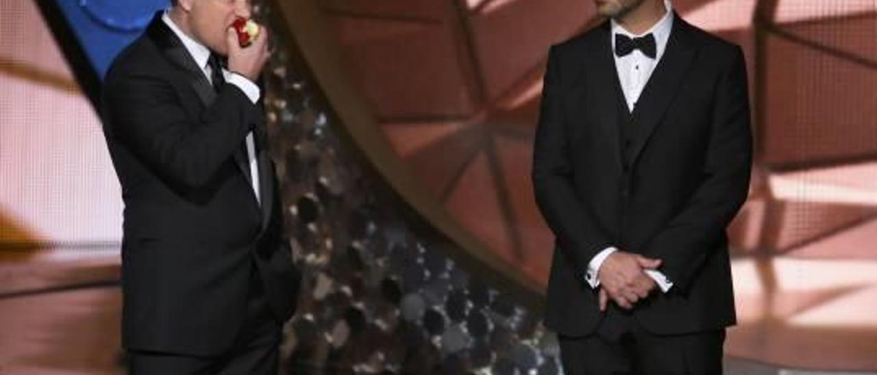 Matt Damon y el presentador de la gala, Jimmy Kimmel.