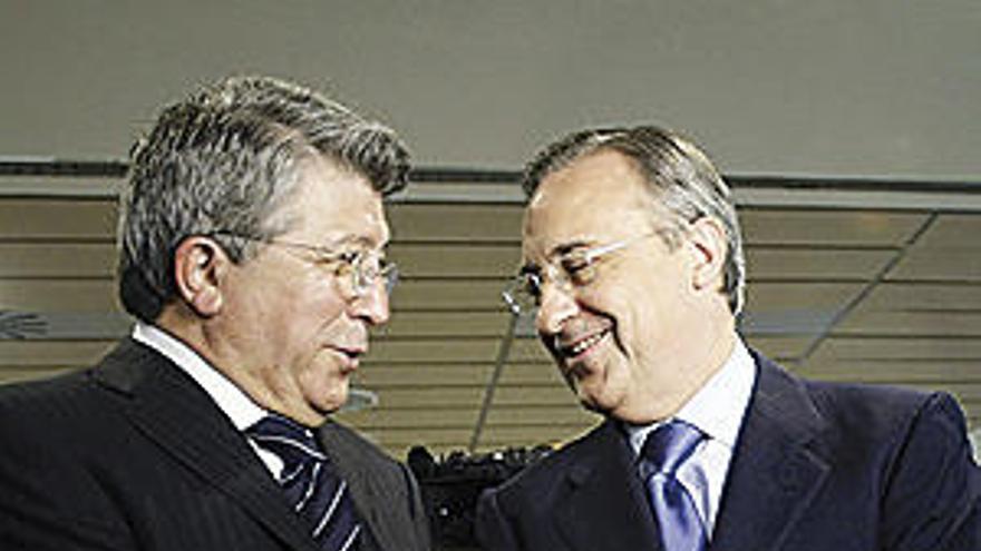 Enrique Cerezo y Florentino Pérez charlan en un acto. // Efe