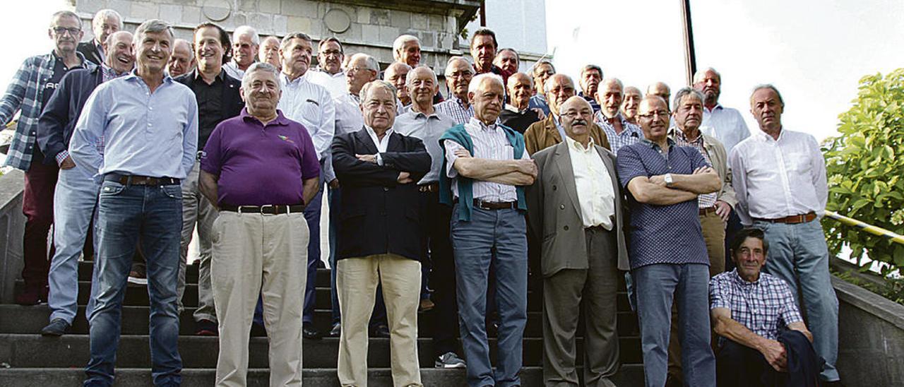 Los asistentes al encuentro de los exalumnos de la antigua escuela de San Claudio.