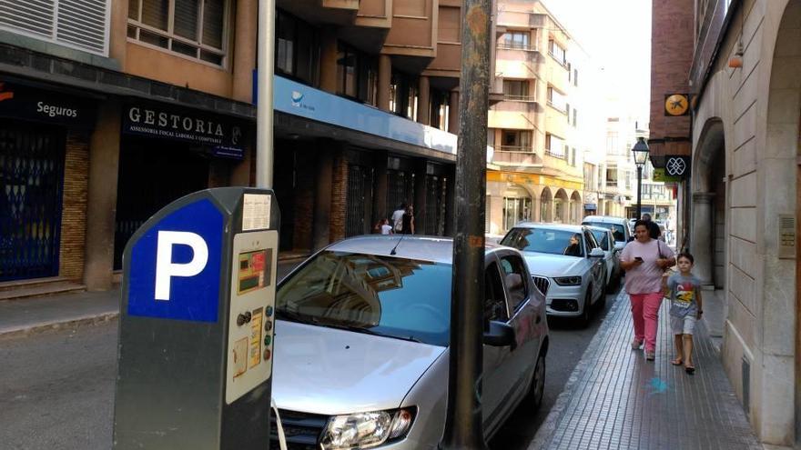 Desde las 13.30 hasta las 17 horas, aparcar en zona azul sigue siendo gratuito.