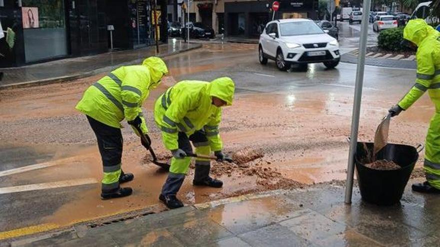 La rotura de una importante tubería deja sin agua a parte de Castelldefels y obliga a cortar varias calles