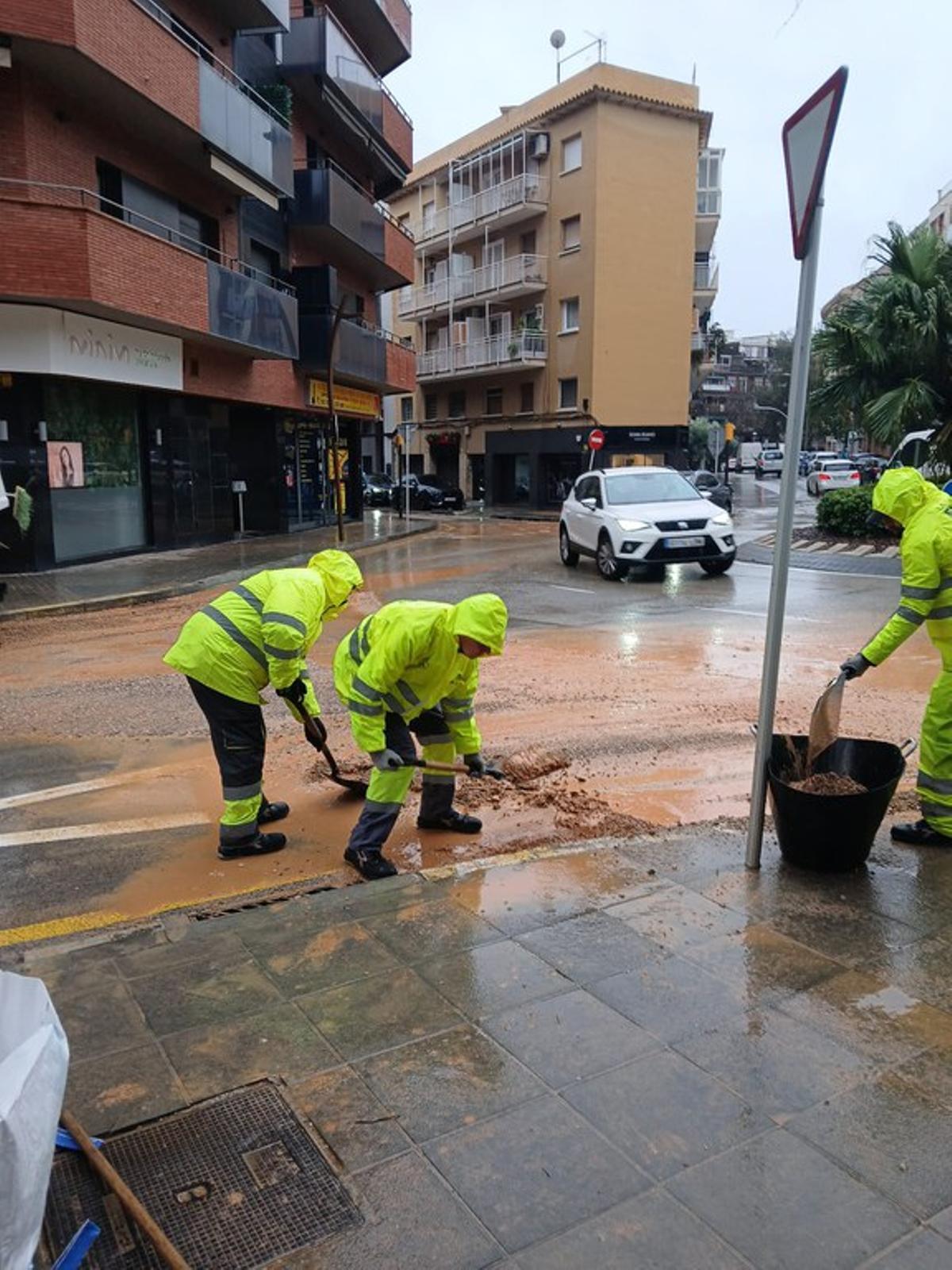 Inundación de las calles de Castelldefels por la rotura de una tubería