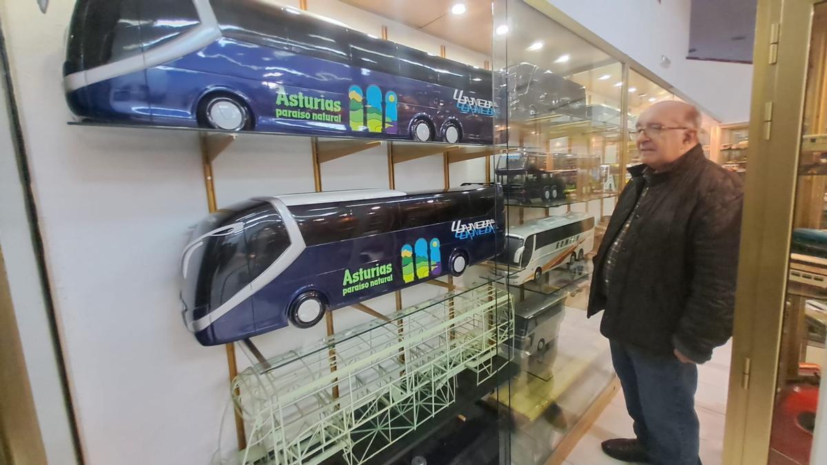 Guillermo Fernández, junto a dos réplicas de los autobuses de la empresa rotulados con el logotipo de "Asturias paraiso natural"